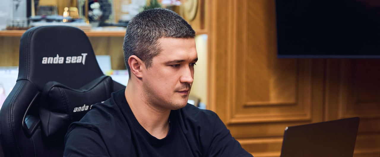 Віцепрем'єр-міністр Федоров Михайло Альбертович працює за ноутбуком у дерев’яній кімнаті з геймерським кріслом